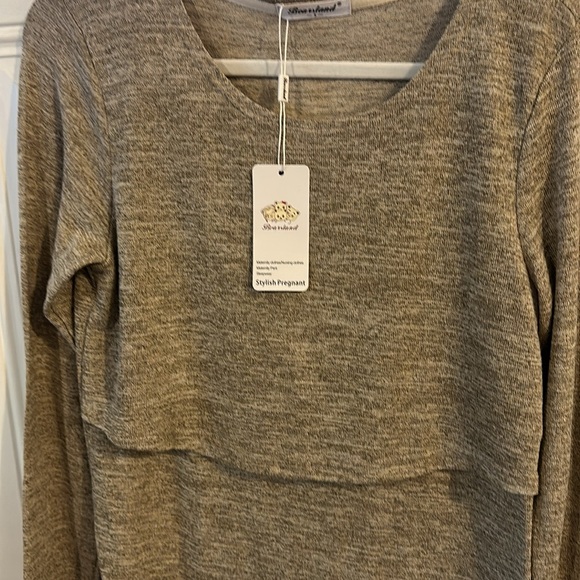 Maternity bundle.. 4 pieces. NWT black pants and NWT black crop, 2 tops, 1 NWT - Picture 13 of 14